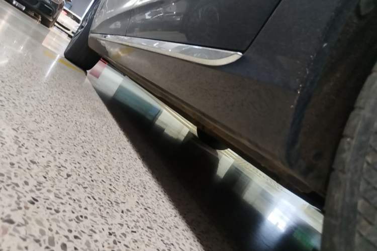 Used Hongqi H5 2023 2.0T Automatic Smart Connect Flagship Edition Left Side Sill