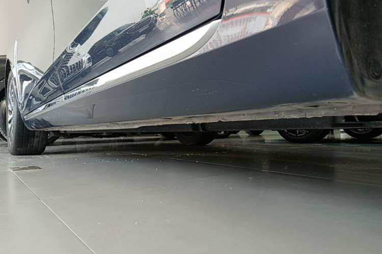 Used Hongqi H5 2023 2.0T Automatic Smart Connect Flagship Edition Left Side Sill
