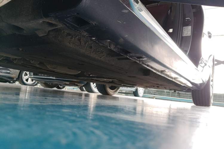 Used Hongqi H5 2023 2.0T Automatic Smart Connect Flagship Edition Left Side Sill