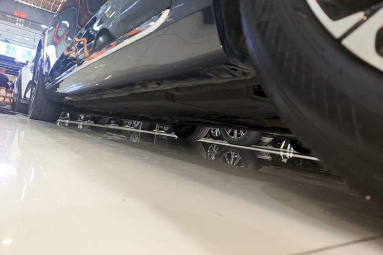 Used Hongqi H5 2023 2.0T Automatic Smart Connect Flagship Edition Left Side Sill