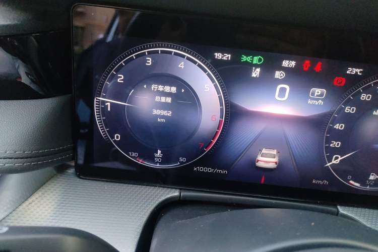 Used Hongqi H5 2023 2.0T Automatic Smart Connect Flagship Edition Odometer Close Up