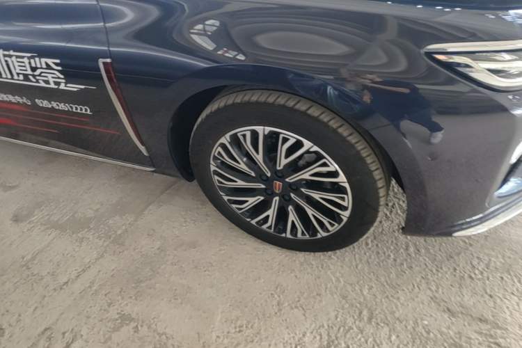 Used Hongqi H5 2023 2.0T Automatic Smart Connect Flagship Edition Right Front Wheel Hub