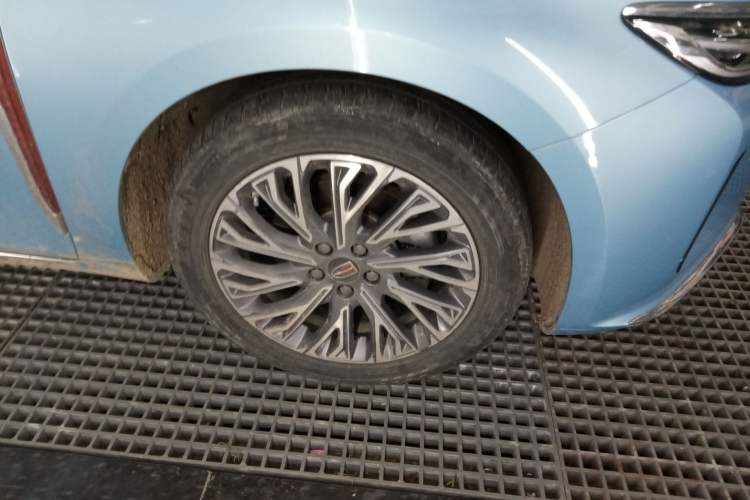 Used Hongqi H5 2023 2.0T Automatic Smart Connect Flagship Edition Right Front Wheel Hub