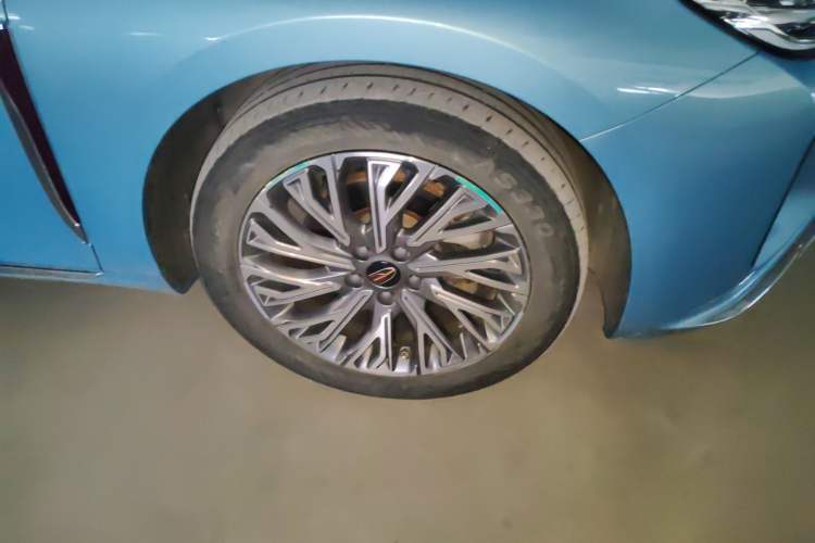 Used Hongqi H5 2023 2.0T Automatic Smart Connect Flagship Edition Right Front Wheel Hub