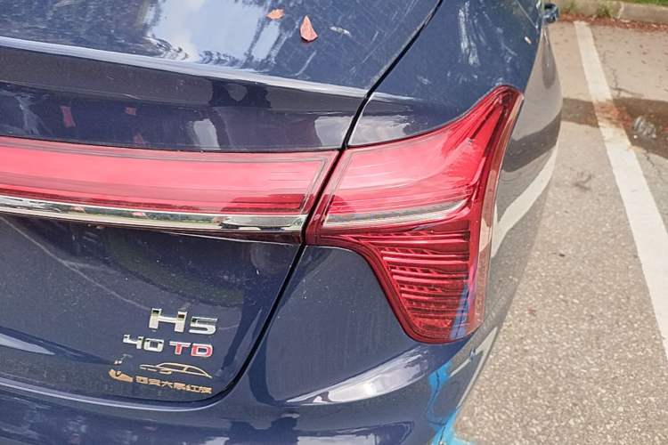 Used Hongqi H5 2023 2.0T Automatic Smart Connect Flagship Edition Right Rear Taillight