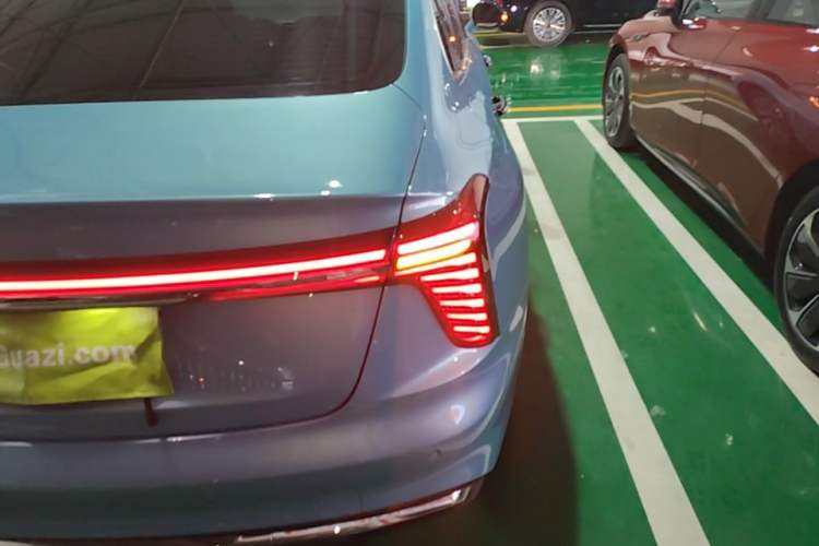 Used Hongqi H5 2023 1.5T HEV Smart Connect Flagship Edition Right Rear Taillight