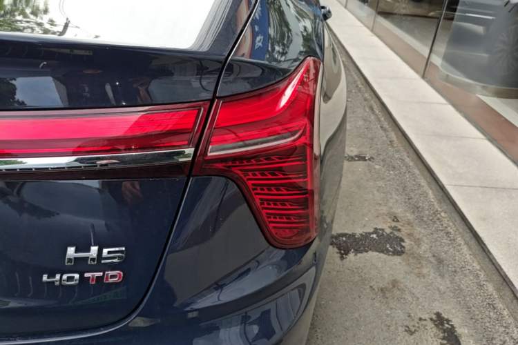 Used Hongqi H5 2023 2.0T Automatic Smart Connect Flagship Edition Right Rear Taillight