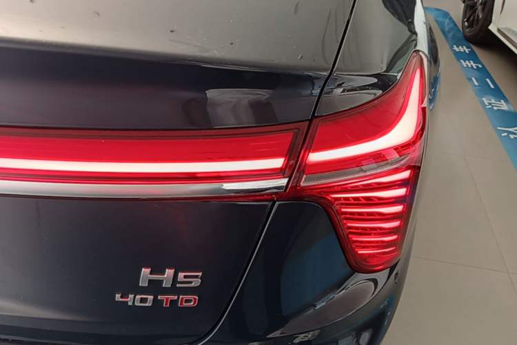 Used Hongqi H5 2023 2.0T Automatic Smart Connect Flagship Edition Right Rear Taillight