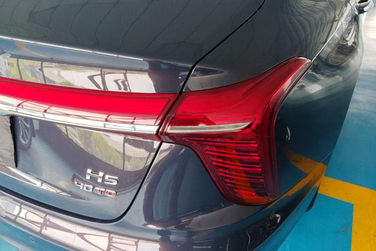 Used Hongqi H5 2023 2.0T Automatic Smart Connect Flagship Edition Right Rear Taillight