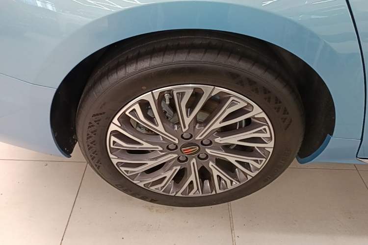 Used Hongqi H5 2023 2.0T Automatic Smart Connect Flagship Edition Right Rear Wheel Hub