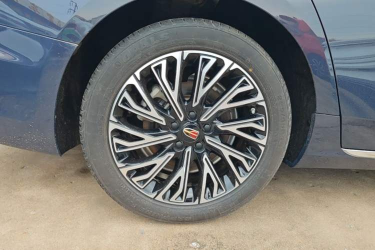Used Hongqi H5 2023 2.0T Automatic Smart Connect Flagship Edition Right Rear Wheel Hub