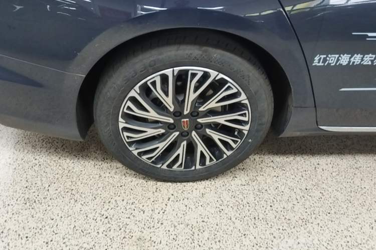 Used Hongqi H5 2023 2.0T Automatic Smart Connect Flagship Edition Right Rear Wheel Hub