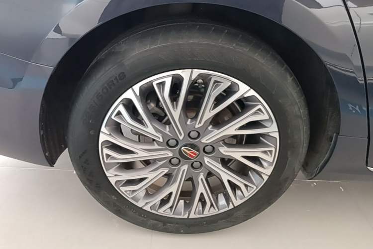 Used Hongqi H5 2023 2.0T Automatic Smart Connect Flagship Edition Right Rear Wheel Hub