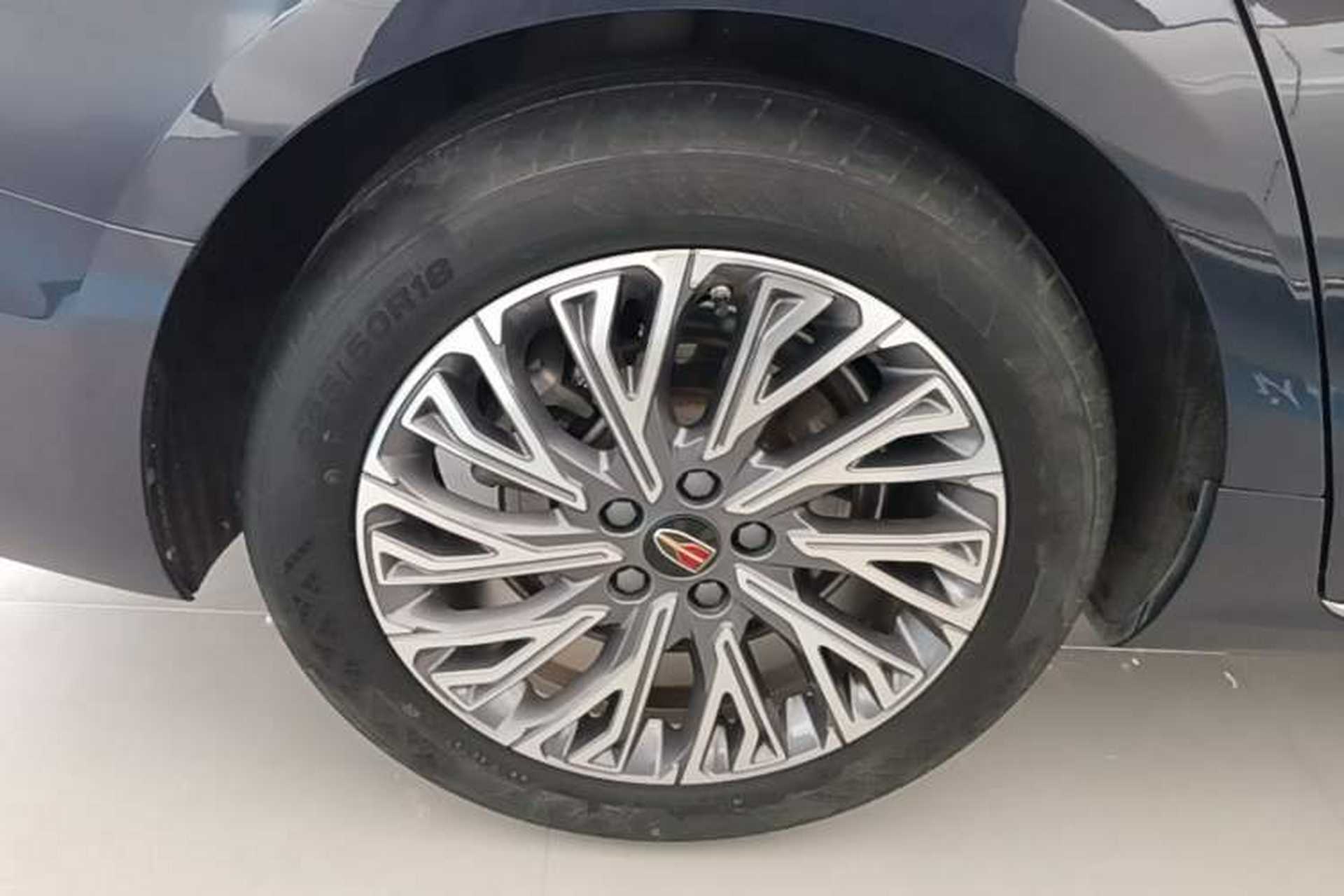 Used Hongqi H5 2023 2.0T Automatic Smart Connect Flagship Edition Right Rear Wheel Hub