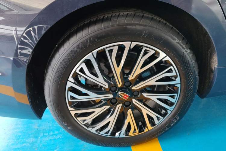 Used Hongqi H5 2023 2.0T Automatic Smart Connect Flagship Edition Right Rear Wheel Hub