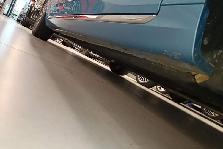 Used Hongqi H5 2023 2.0T Automatic Smart Connect Flagship Edition Right Side Sill