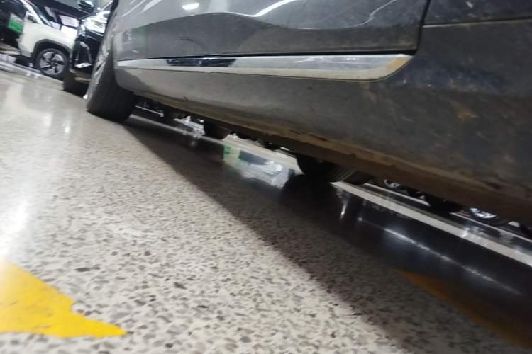 Used Hongqi H5 2023 2.0T Automatic Smart Connect Flagship Edition Right Side Sill