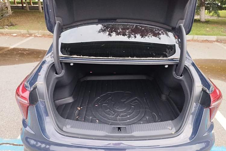 Used Hongqi H5 2023 2.0T Automatic Smart Connect Flagship Edition Trunk