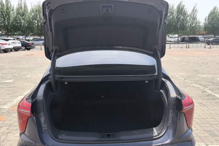 Used Hongqi H5 2023 2.0T Automatic Smart Connect Flagship Edition Trunk