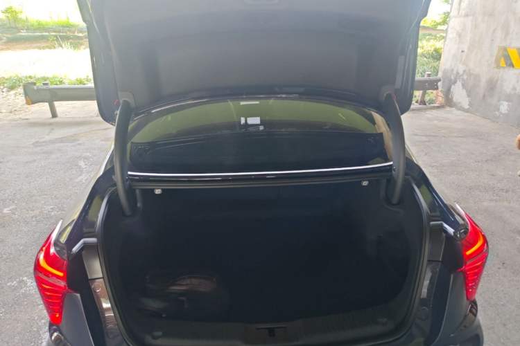 Used Hongqi H5 2023 2.0T Automatic Smart Connect Flagship Edition Trunk