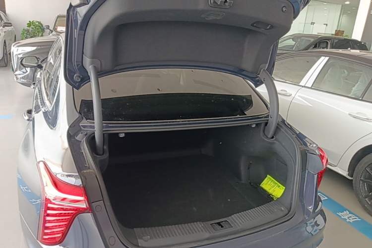 Used Hongqi H5 2023 2.0T Automatic Smart Connect Flagship Edition Trunk