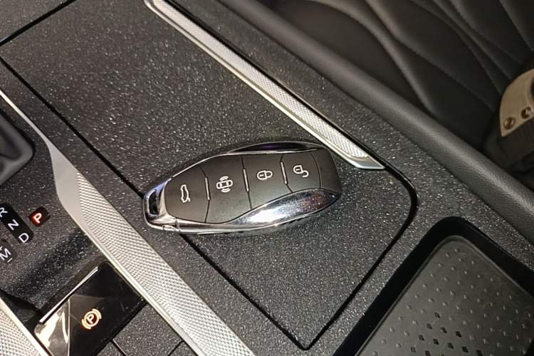 Used Hongqi H5 2023 2.0T Automatic Smart Connect Flagship Edition Vehicle Key