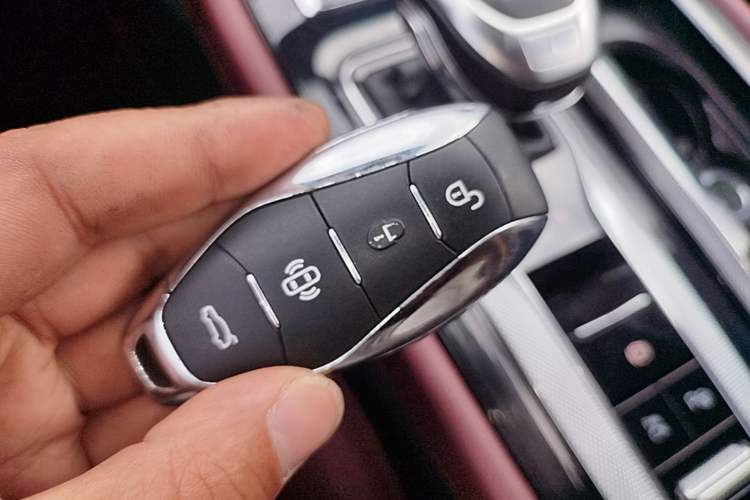 Used Hongqi H5 2023 2.0T Automatic Smart Connect Flagship Edition Vehicle Key