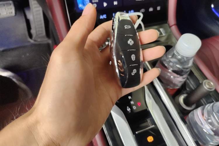 Used Hongqi H5 2023 2.0T Automatic Smart Connect Flagship Edition Vehicle Key