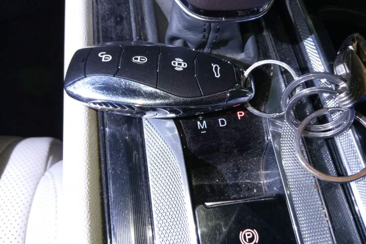 Used Hongqi H5 2023 2.0T Automatic Smart Connect Flagship Edition Vehicle Key