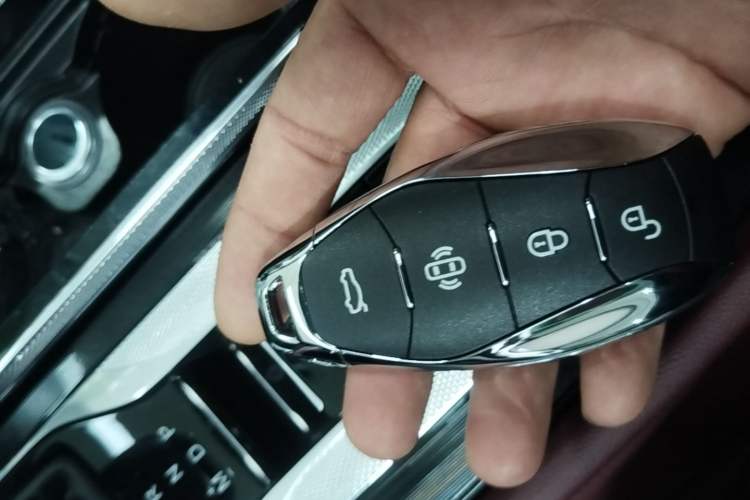 Used Hongqi H5 2023 2.0T Automatic Smart Connect Flagship Edition Vehicle Key
