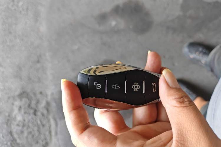Used Hongqi H5 2023 2.0T Automatic Smart Connect Flagship Edition Vehicle Key