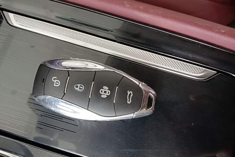 Used Hongqi H5 2023 2.0T Automatic Smart Connect Flagship Edition Vehicle Key