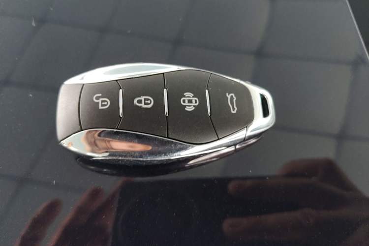 Used Hongqi H5 2023 2.0T Automatic Smart Connect Flagship Edition Vehicle Key