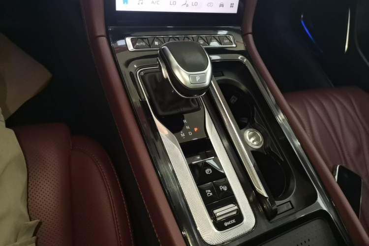 Used Hongqi H5 2023 2.0T Automatic Smart Connect Flagship Edition Gear Lever