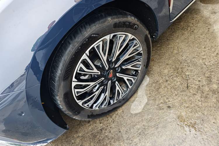 Used Hongqi H5 2023 2.0T Automatic Smart Connect Flagship Edition Left Front Wheel Hub