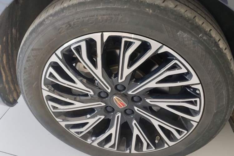 Used Hongqi H5 2023 2.0T Automatic Smart Connect Flagship Edition Left Front Wheel Hub