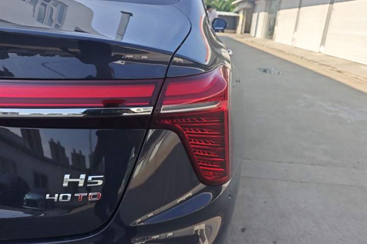 Used Hongqi H5 2023 2.0T Automatic Smart Connect Flagship Edition Right Rear Taillight