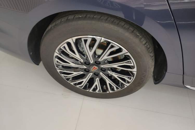 Used Hongqi H5 2023 2.0T Automatic Smart Connect Flagship Edition Right Rear Wheel Hub