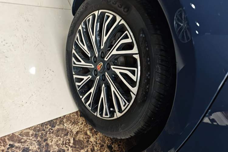 Used Hongqi H5 2023 2.0T Automatic Smart Connect Flagship Edition Right Rear Wheel Hub