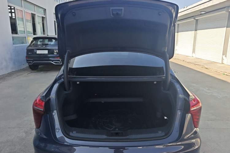 Used Hongqi H5 2023 2.0T Automatic Smart Connect Flagship Edition Trunk