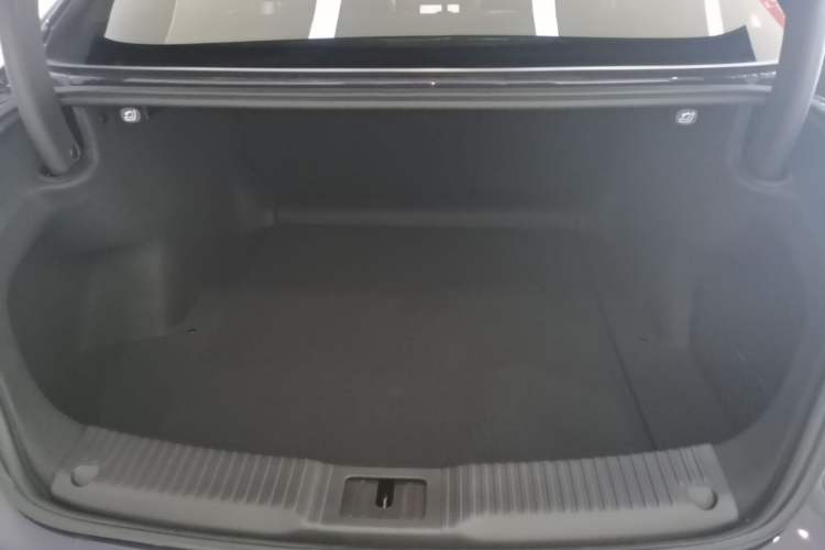 Used Hongqi H5 2023 2.0T Automatic Smart Connect Flagship Edition Trunk