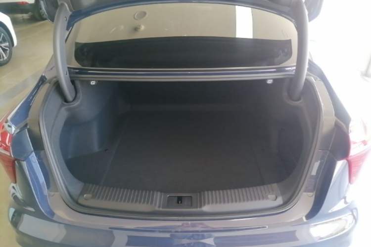 Used Hongqi H5 2023 2.0T Automatic Smart Connect Flagship Edition Trunk
