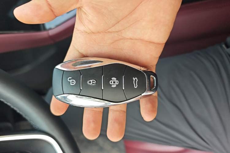 Used Hongqi H5 2023 2.0T Automatic Smart Connect Flagship Edition Vehicle Key