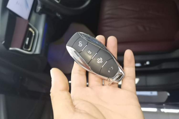 Used Hongqi H5 2023 2.0T Automatic Smart Connect Flagship Edition Vehicle Key