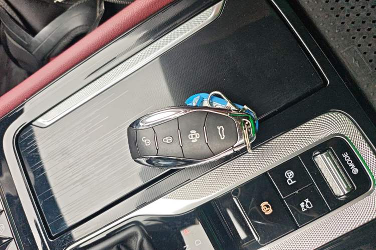 Used Hongqi H5 2023 2.0T Automatic Smart Connect Flagship Edition Vehicle Key