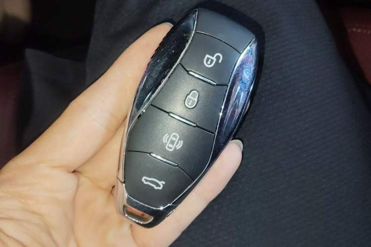Used Hongqi H5 2023 2.0T Automatic Smart Connect Flagship Edition Vehicle Key