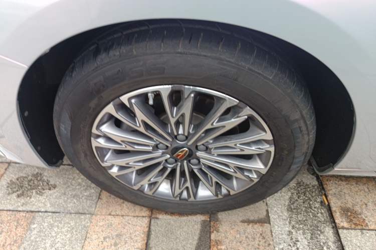 Used Hongqi H5 2023 2.0T Automatic Smart Connect Flagship Edition Left Front Wheel Hub