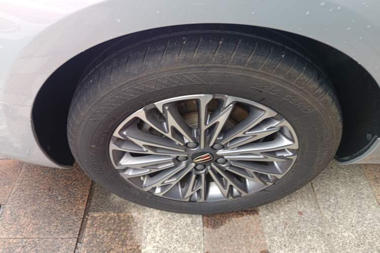 Used Hongqi H5 2023 2.0T Automatic Smart Connect Flagship Edition Right Rear Wheel Hub