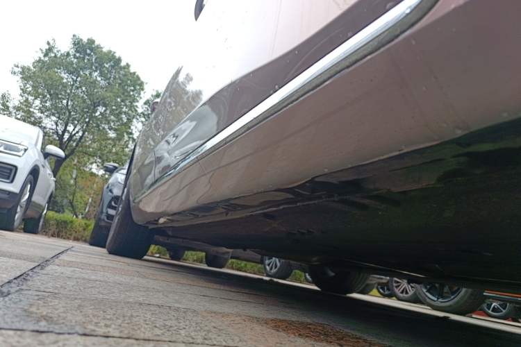 Used Hongqi H5 2023 2.0T Automatic Smart Connect Flagship Edition Right Side Sill