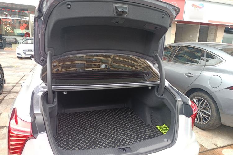 Used Hongqi H5 2023 2.0T Automatic Smart Connect Flagship Edition Trunk